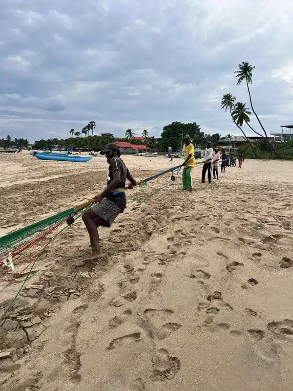Pêcheur au filet depuis la plage